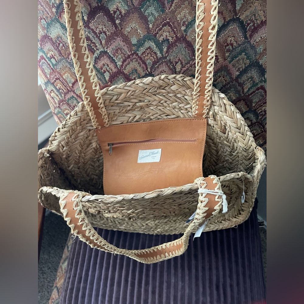 🔥 NWT~The VACATION TOTE Universal Treads Round Straw Tote Bag 1 Inside pocket - Picture 7 of 12